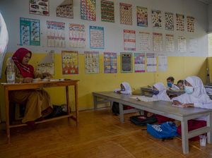 Menengok Pembelajaran Tatap Muka Perdana di Sekolah Darurat Bencana