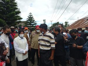 Mensos Risma Tinjau Lokasi Gempa Bali, Seberangi Danau untuk Beri Bantuan