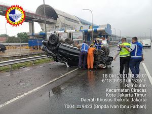 Mobil Ford Ranger Terbalik di Tol Jagorawi Arah Cawang, 2 Orang Terluka