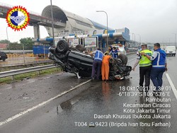 Mobil Ford Ranger Terbalik di Tol Jagorawi Arah Cawang, 2 Orang Terluka