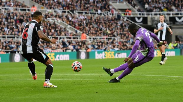 NEWCASTLE UPON TYNE, ENGLAND - OCTOBER 17: Tanguy Ndombele of Tottenham Hotspur scores their side's first goal during the Premier League match between Newcastle United and Tottenham Hotspur at St. James Park on October 17, 2021 in Newcastle upon Tyne, England. (Photo by Stu Forster/Getty Images)