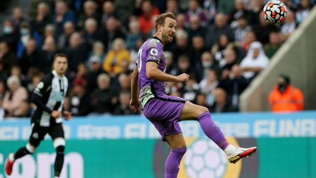 NEWCASTLE UPON TYNE, ENGLAND - OCTOBER 17: Harry Kane of Tottenham Hotspur scores their side's second goal during the Premier League match between Newcastle United and Tottenham Hotspur at St. James Park on October 17, 2021 in Newcastle upon Tyne, England. (Photo by Getty Images/Getty Images)