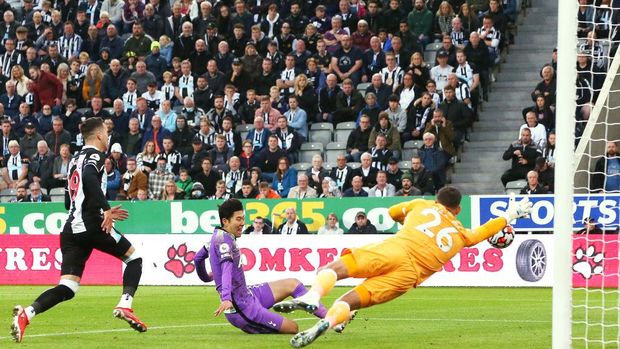NEWCASTLE UPON TYNE, ENGLAND - OCTOBER 17: Heung-Min Son of Tottenham Hotspur scores their side's third goal during the Premier League match between Newcastle United and Tottenham Hotspur at St. James Park on October 17, 2021 in Newcastle upon Tyne, England. (Photo by Getty Images/Getty Images)