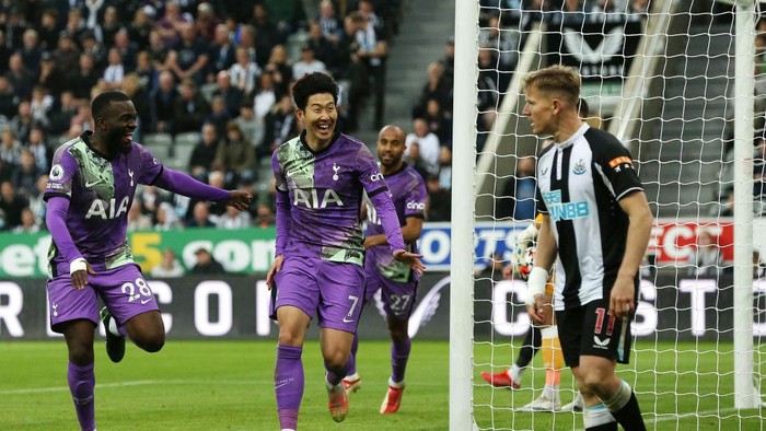 NEWCASTLE UPON TYNE, ENGLAND - OCTOBER 17: Heung-Min Son of Tottenham Hotspur celebrates after scoring their teams third goal during the Premier League match between Newcastle United and Tottenham Hotspur at St. James Park on October 17, 2021 in Newcastle upon Tyne, England. (Photo by Getty Images/Getty Images)