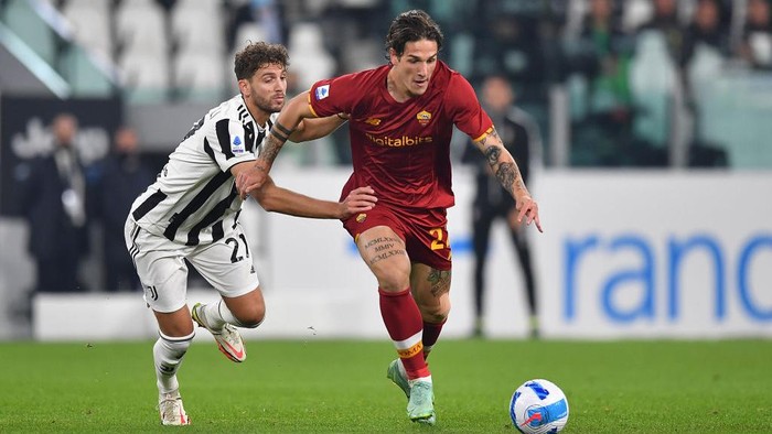 TURIN, ITALY - OCTOBER 17:  Nicolo Zaniolo of AS Roma is challenged by Manuel Locatelli of Juventus during the Serie A match between Juventus and AS Roma at  on October 17, 2021 in Turin, Italy.  (Photo by Valerio Pennicino/Getty Images)