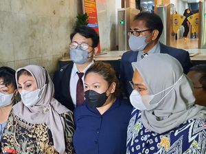 Pengacara Bantah Nia Daniaty Jual Tas demi Bantu Anak yang Terseret Penipuan Pengacara Bantah Nia Daniaty Jual Tas demi Bantu Anak yang Terseret Penipuan
