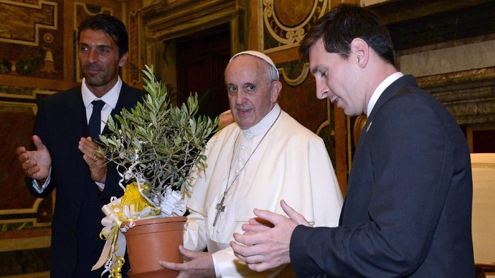 Paus Fransiskus Lionel Messi VATICAN CITY, VATICAN - AUGUST 13: Pope Francis exchanges gifts with Gianluigi Buffon of Italy and Lionel Messi of Argentina (R) during a private audience at The Vatican on August 13, 2013 in Vatican City, Vatican. (Photo by Claudio Villa/Getty Images)