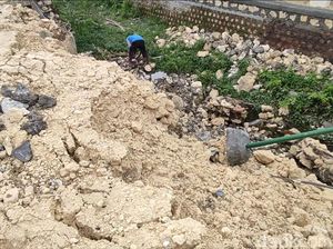 Diterjang Hujan Deras, Plengsengan Penahan Jalan di Lamongan Ambrol Diterjang Hujan Deras, Plengsengan Penahan Jalan di Lamongan Ambrol