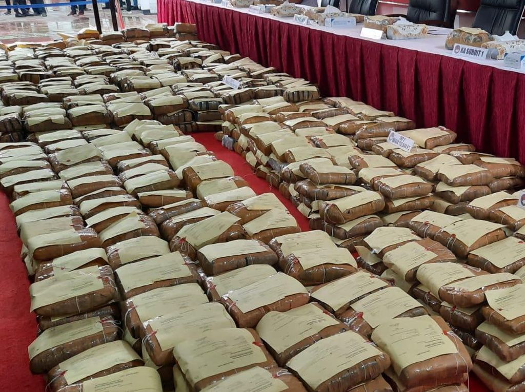 Polda Metro Beberkan Kasus 1,3 Ton Ganja Jaringan Jakarta-Medan-Aceh Polda Metro Beberkan Kasus 1,3 Ton Ganja Jaringan Jakarta-Medan-Aceh