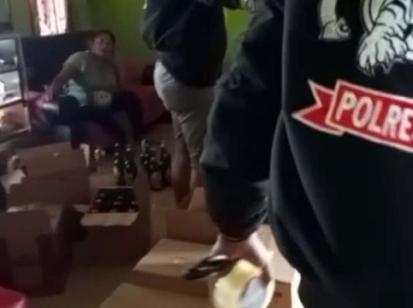 Polisi Ciduk Emak-emak Pengedar Pil Setan di Garut