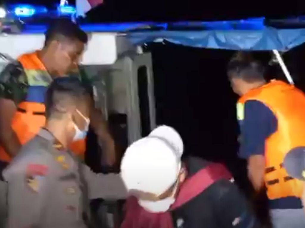 Proses Evakuasi Puluhan Wisatawan yang Terjebak di Danau Jatiluhur
