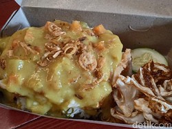 Nasi Daun Jeruk dan Ayam Saus Kari Nikmat di M Bloc Space