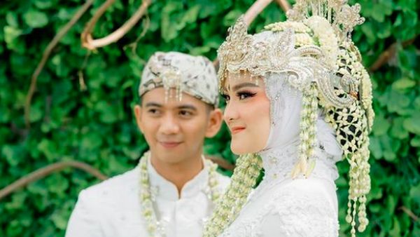 8 Potret Pernikahan Ridho DA, Wajah Istrinya Bikin Salfok Mirip Iparnya