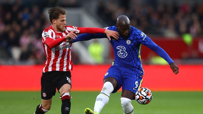 BRENTFORD, ENGLAND - OCTOBER 16: Romelu Lukaku of Chelsea is challenged by Mathias Jensen of Brentford during the Premier League match between Brentford and Chelsea at Brentford Community Stadium on October 16, 2021 in Brentford, England. (Photo by Clive Rose/Getty Images)