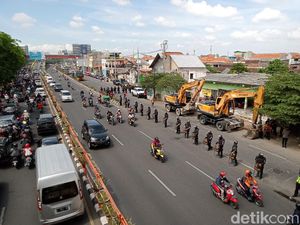 Polisi Bentuk Pagar Betis Amankan Eksekusi 15 Rumah di Surabaya
