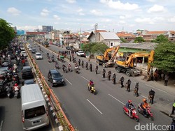 Polisi Bentuk Pagar Betis Amankan Eksekusi 15 Rumah di Surabaya