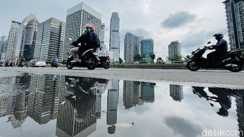 Saat Awan Mendung Menyelimuti Langit Jakarta