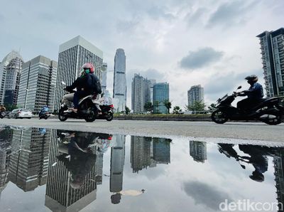 Saat Awan Mendung Menyelimuti Langit Jakarta