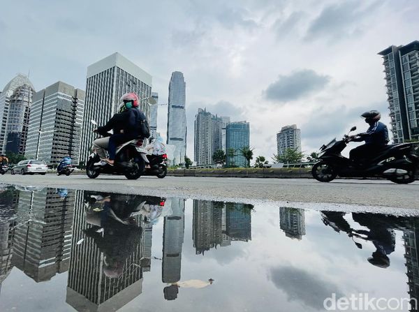 Saat Awan Mendung Menyelimuti Langit Jakarta