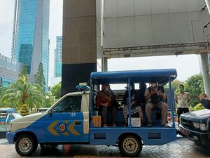 Satpol PP Antar Jemput PMKS untuk Vaksinasi di Kantor Walkot Jakbar Satpol PP Antar Jemput PMKS untuk Vaksinasi di Kantor Walkot Jakbar