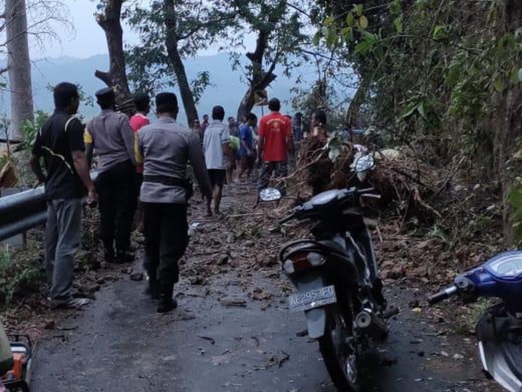 Material Longsor Dibersihkan, Desa di Madiun Terdampak Hujan Es Kini Bisa Dilalui Material Longsor Dibersihkan, Desa di Madiun Terdampak Hujan Es Kini Bisa Dilalui