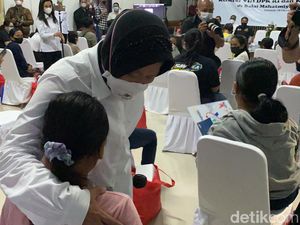 Sambil Terisak, Anak Ini Peluk Risma karena Teringat Ibunya Meninggal COVID
