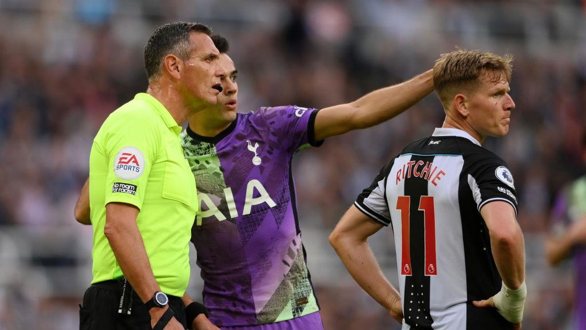 Sergio Reguilon menyelamatkan fans yang kolaps di laga kontra Newcastle (Getty Images/Stu Forster)
