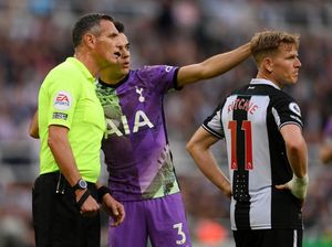 Kisah Heroik Reguilon Selamatkan Fans yang Tumbang