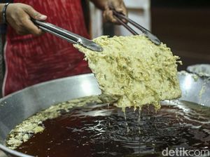 Tempe Mendoan Jumbo Ini Berukuran 4 Kali Ukuran Biasa Tempe Mendoan Jumbo Ini Berukuran 4 Kali Ukuran Biasa