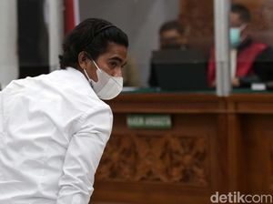 Briptu Fikri Peragakan Aksi Rebutan Pistol Polisi-Eks Laskar FPI