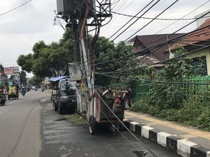 Masih Ada Tiang Makan Jalan dan Kabel Semrawut di Depan SDN Pondok Ranji 01