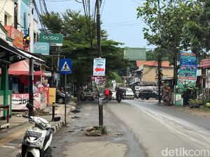 Tersisa 4 Titik Tiang Offside, Belasan Tiang Masih di Badan Jalan Ciputat Tersisa 4 Titik Tiang Offside, Belasan Tiang Masih di Badan Jalan Ciputat
