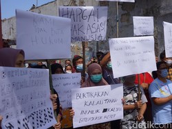 Pasang Badan Menolak Pembongkaran Rumah