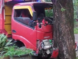 Viral Truk Oleng Sambar Sodrekers di Batang, 3 Bocah Luka