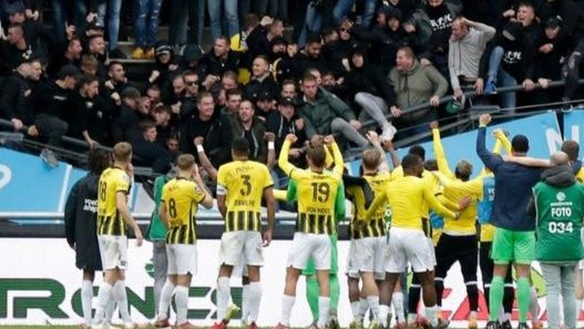 Tribune yang diisi suporter Vitesse rubuh. Foto: Twitter @CarolRadull