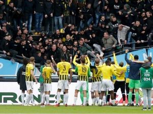 Bruk! Tribune Stadion Ini Roboh Saat Suporter Rayakan Kemenangan