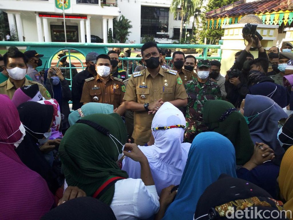 Warga Belawan Demo Minta Banjir Rob Diatasi, Begini Respons Bobby Warga Belawan Demo Minta Banjir Rob Diatasi, Begini Respons Bobby