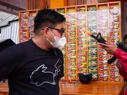 Makan di Warmindo Ini Dijaga oleh Pria Berkostum Pink seperti di Drakor Squid Game