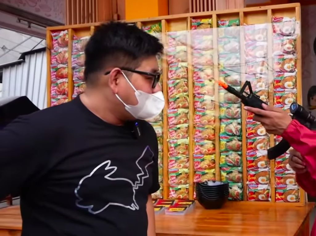 Makan di Warmindo Ini Dijaga oleh Pria Berkostum Pink seperti di Drakor Squid Game Makan di Warmindo Ini Dijaga oleh Pria Berkostum Pink seperti di Drakor Squid Game