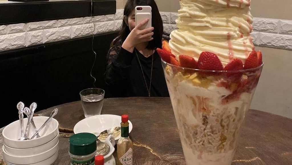 Wow! Parfait Jumbo yang Manis Enak Ini Beratnya Sampai 3 Kg Wow! Parfait Jumbo yang Manis Enak Ini Beratnya Sampai 3 Kg