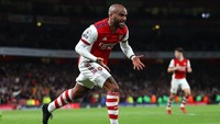 11. Alexandre Lacazette. Saat ini Lacazette sedang jadi kapten Arsenal untuk sementara, tapi perpinjangan kontraknya masih tetap stagnan. Foto: Getty Images/Catherine Ivill
