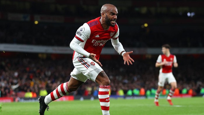 LONDON, ENGLAND - OCTOBER 18: Alexandre Lacazette of Arsenal celebrates after scoring their team's second goal during the Premier League match between Arsenal and Crystal Palace at Emirates Stadium on October 18, 2021 in London, England. (Photo by Catherine Ivill/Getty Images)