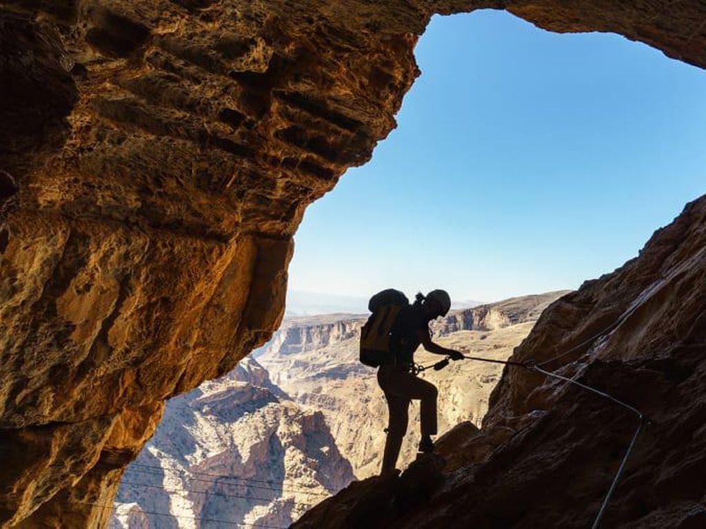 Terletak di Pegunungan Oman, Hotel Ini Tawarkan Pendakian yang Ekstrem!