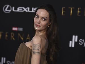 6 Gaya Unik Angelina Jolie di Premier Eternals, Hiasan Dagu Curi Atensi