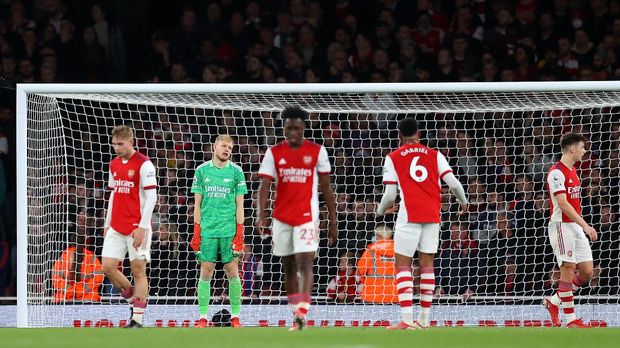 LONDON, ENGLAND - OCTOBER 18:  Aaron Ramsdale of Arsenal and his teammates look dejected after conceding their 2nd goal during the Premier League match between Arsenal and Crystal Palace at Emirates Stadium on October 18, 2021 in London, England. (Photo by Catherine Ivill/Getty Images)