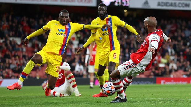 LONDON, ENGLAND - OCTOBER 18: Alexandre Lacazette of Arsenal scores their team's second goal past Christian Benteke of Crystal Palace during the Premier League match between Arsenal and Crystal Palace at Emirates Stadium on October 18, 2021 in London, England. (Photo by Catherine Ivill/Getty Images)