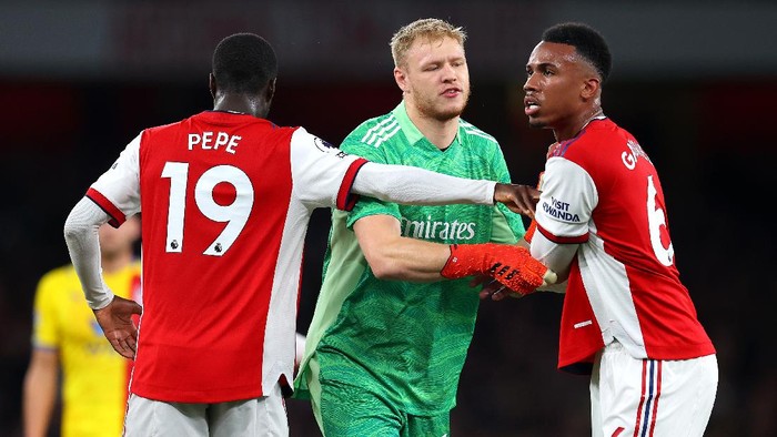 LONDON, ENGLAND - OCTOBER 18: Aaron Ramsdale and Nicolas Pepe hold back Gabriel Magalhaes of Arsenal  during the Premier League match between Arsenal and Crystal Palace at Emirates Stadium on October 18, 2021 in London, England. (Photo by Catherine Ivill/Getty Images)