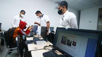 Begini Suasana Penggerebekan Kantor Pinjol di Kelapa Gading