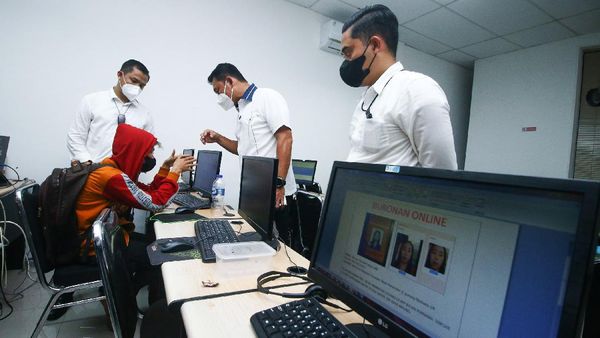 Begini Suasana Penggerebekan Kantor Pinjol di Kelapa Gading