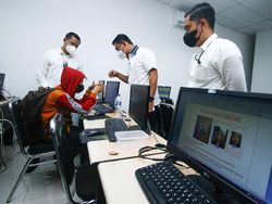 Begini Suasana Penggerebekan Kantor Pinjol di Kelapa Gading